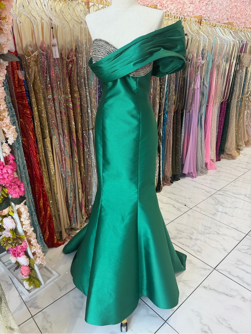 TARIK EDIZ Louisa Gown, a perfect mermaid style in emerald taffeta - Picture 4 of 12